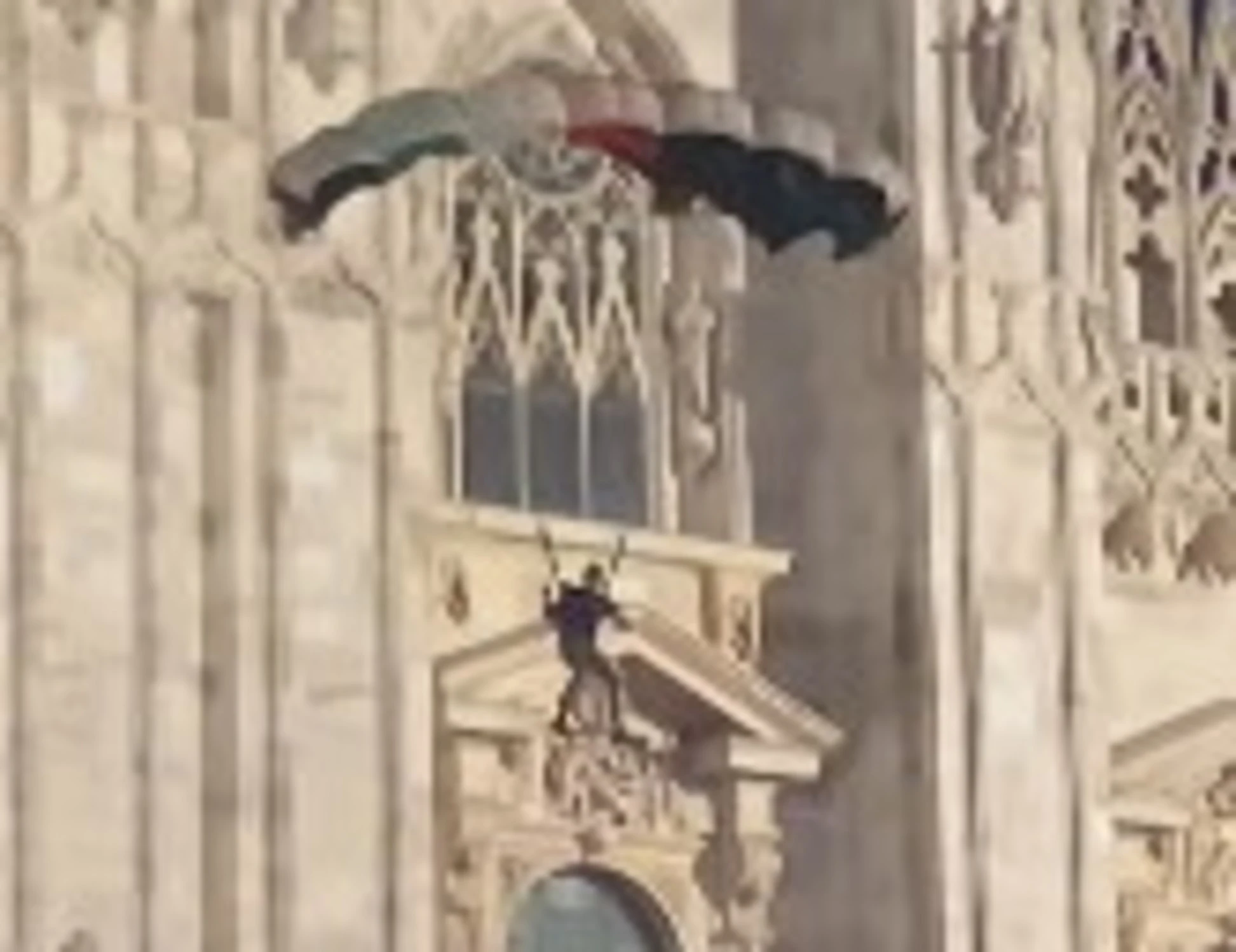 Milano, si lancia col paracadute della Palestina dal Duomo: subito fermato