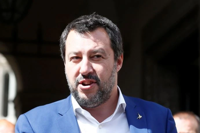 Matteo Salvini, schiaffo a Sergio Mattarella e compagni: "Il 25 aprile non sfilo con i fazzoletti rossi"