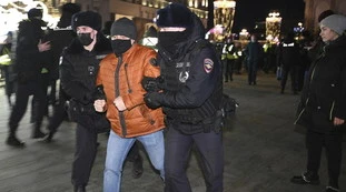 Mosca, multato per colpa delle sue scarpe: l'ultima follia in nome di Putin