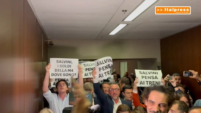 Lombardia, Salvini contestato a Palazzo Pirelli "Pensa ai treni"