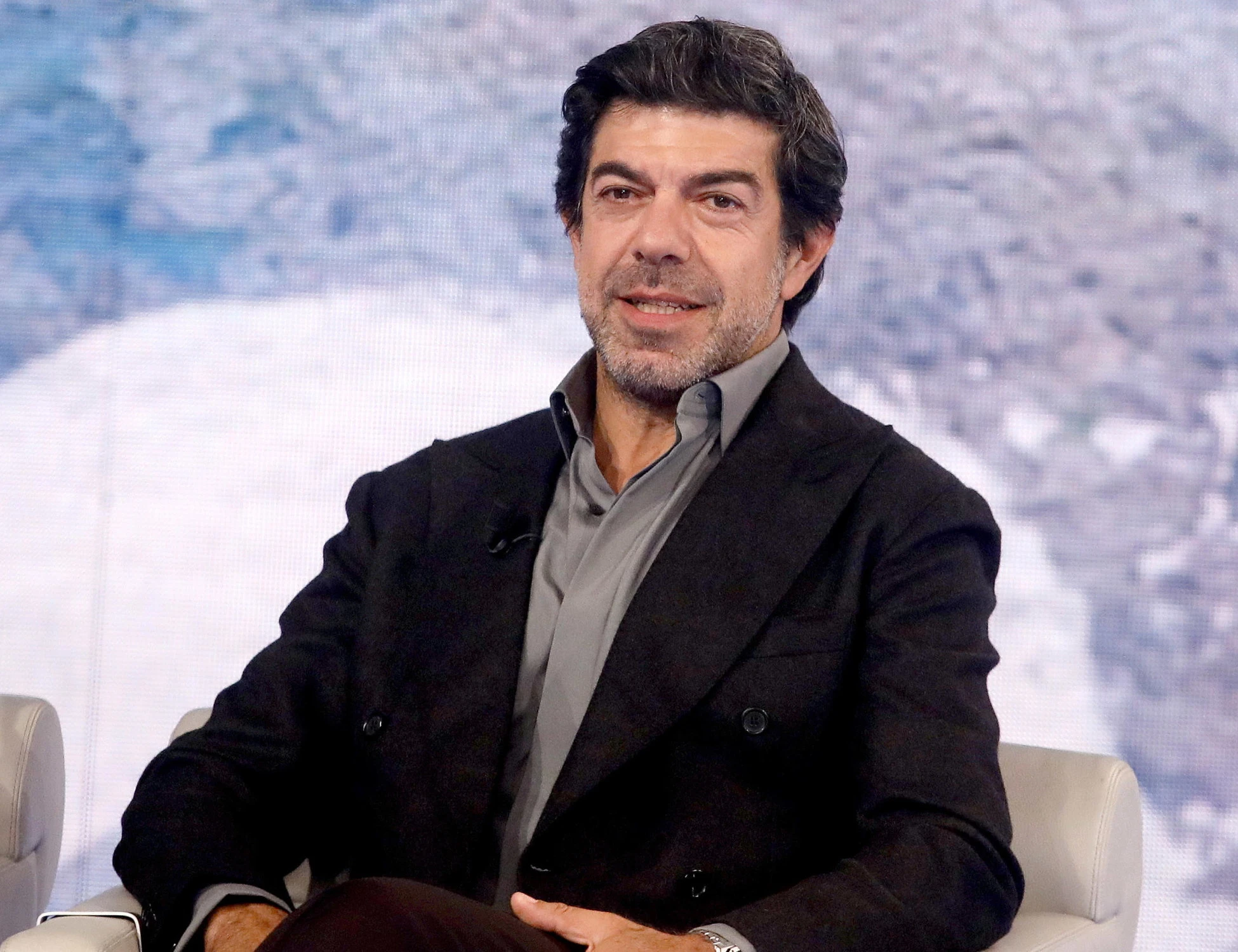 Pierfrancesco Favino come Germano: piange miseria e incassa