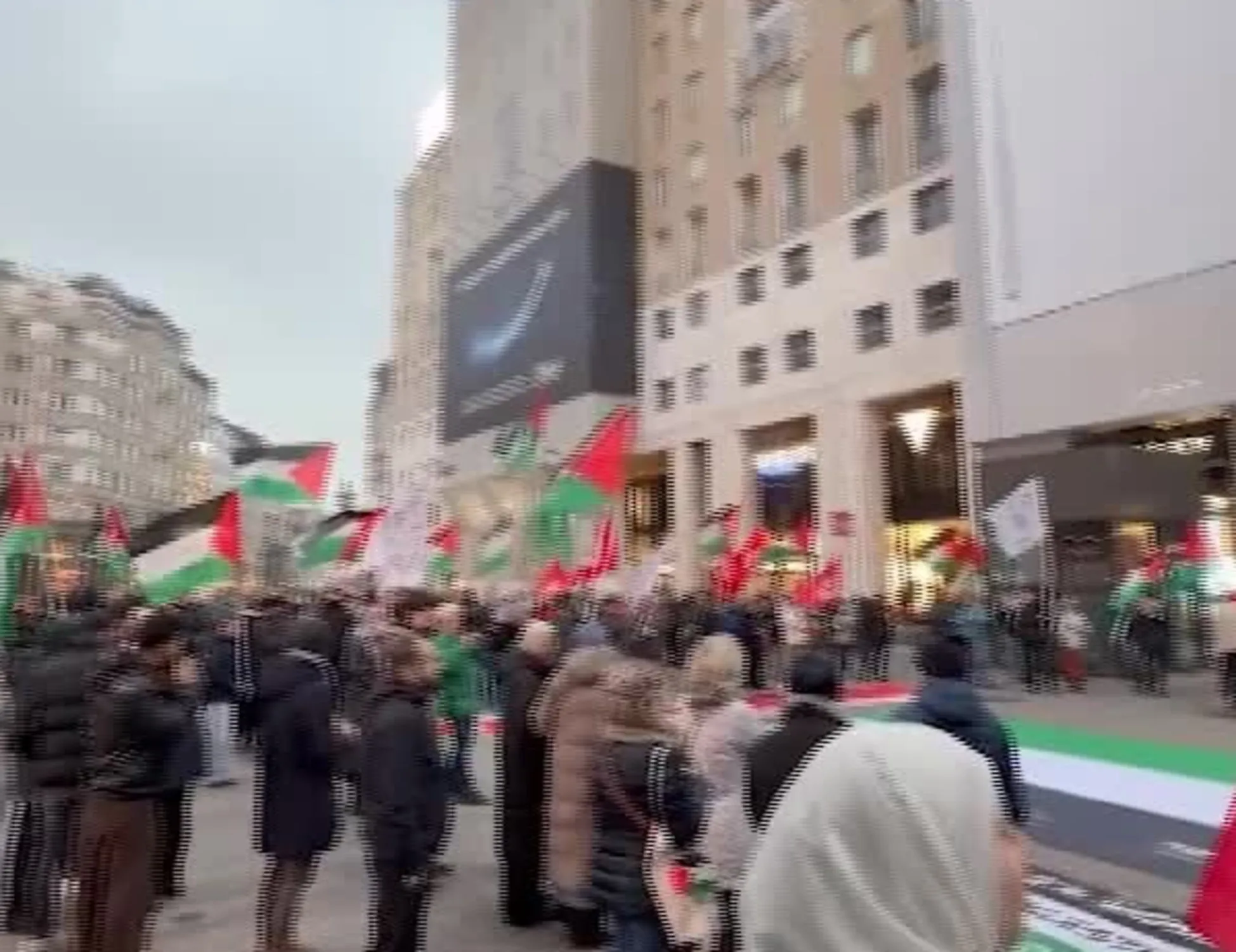 Leggi l'articolo: "Questa è la vostra storia". Sfregio rosso a Meloni <span style="color: rgb(153, 0, 0);">Video</span>