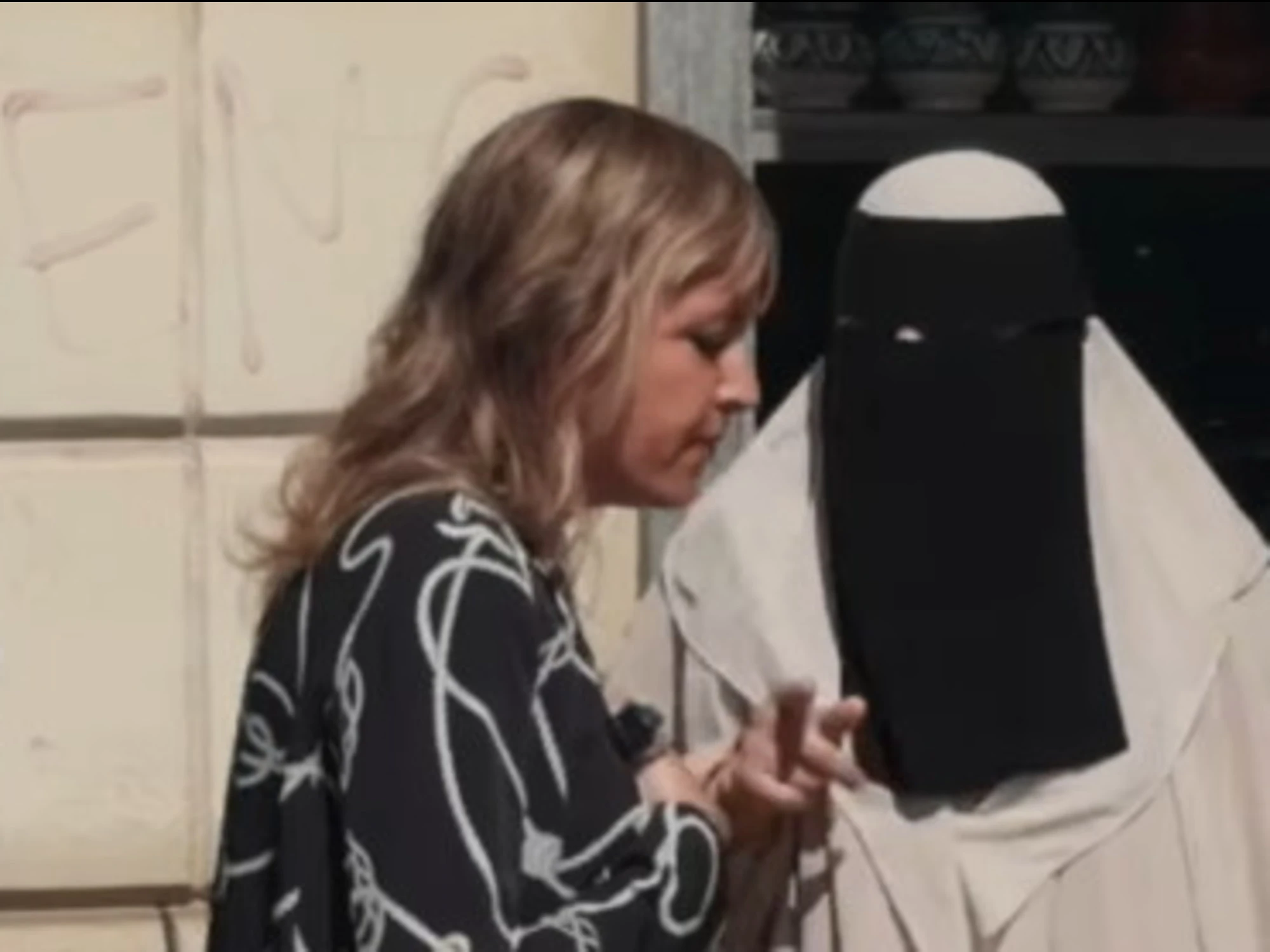 Silvia Sardone contro il velo integrale: "Vada a Islamabad". E gli islamici la trascinano in tribunale