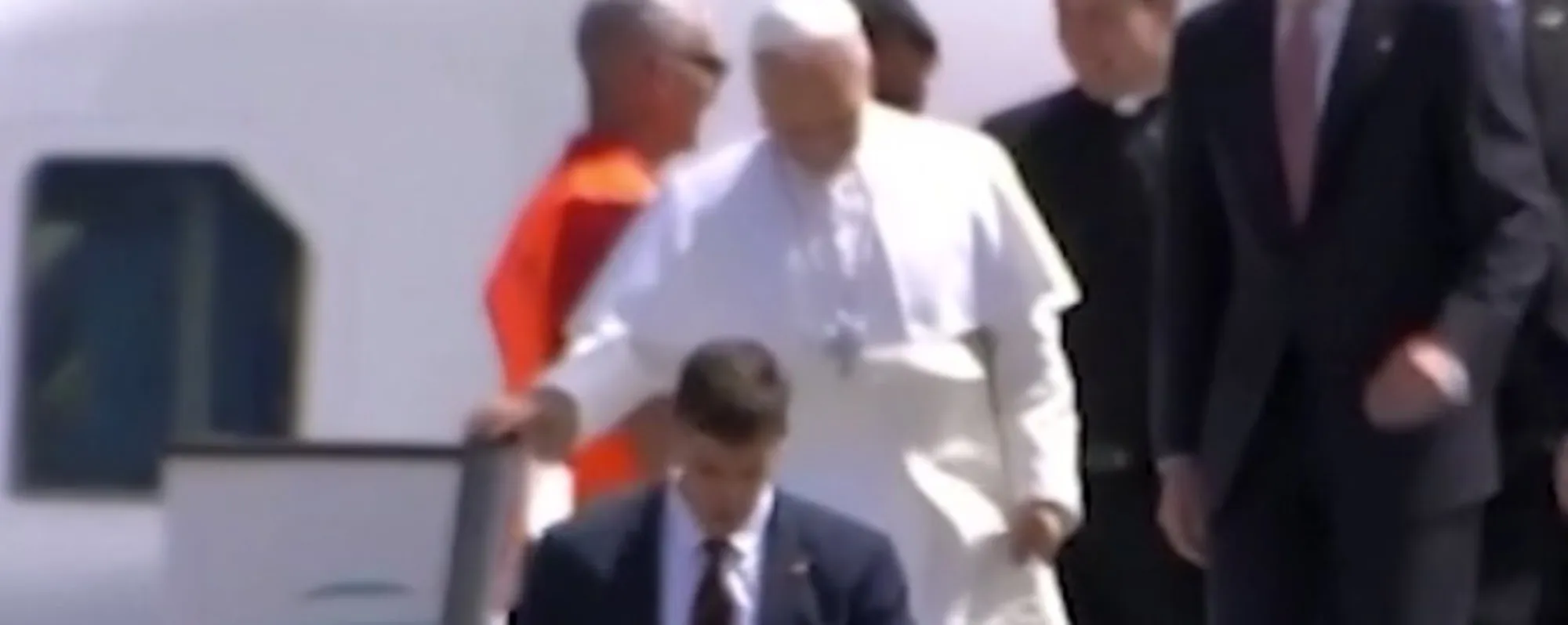 "Problema tecnico". Il Papa costretto a scendere dall'aereo