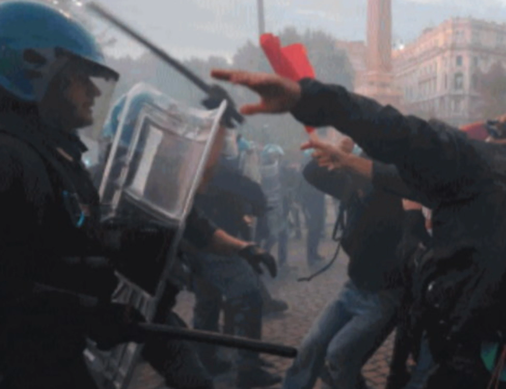 Pro-Pal scagliò una sedia contro un agente: assolto dai giudici