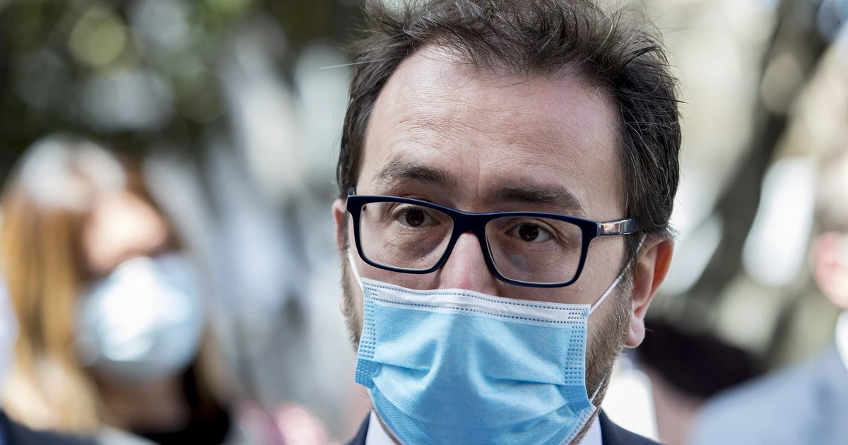 Alfonso Bonafede, "non cambierebbe nulla se non fosse ministro": chat grilline, scaricato per salvare le poltrone?