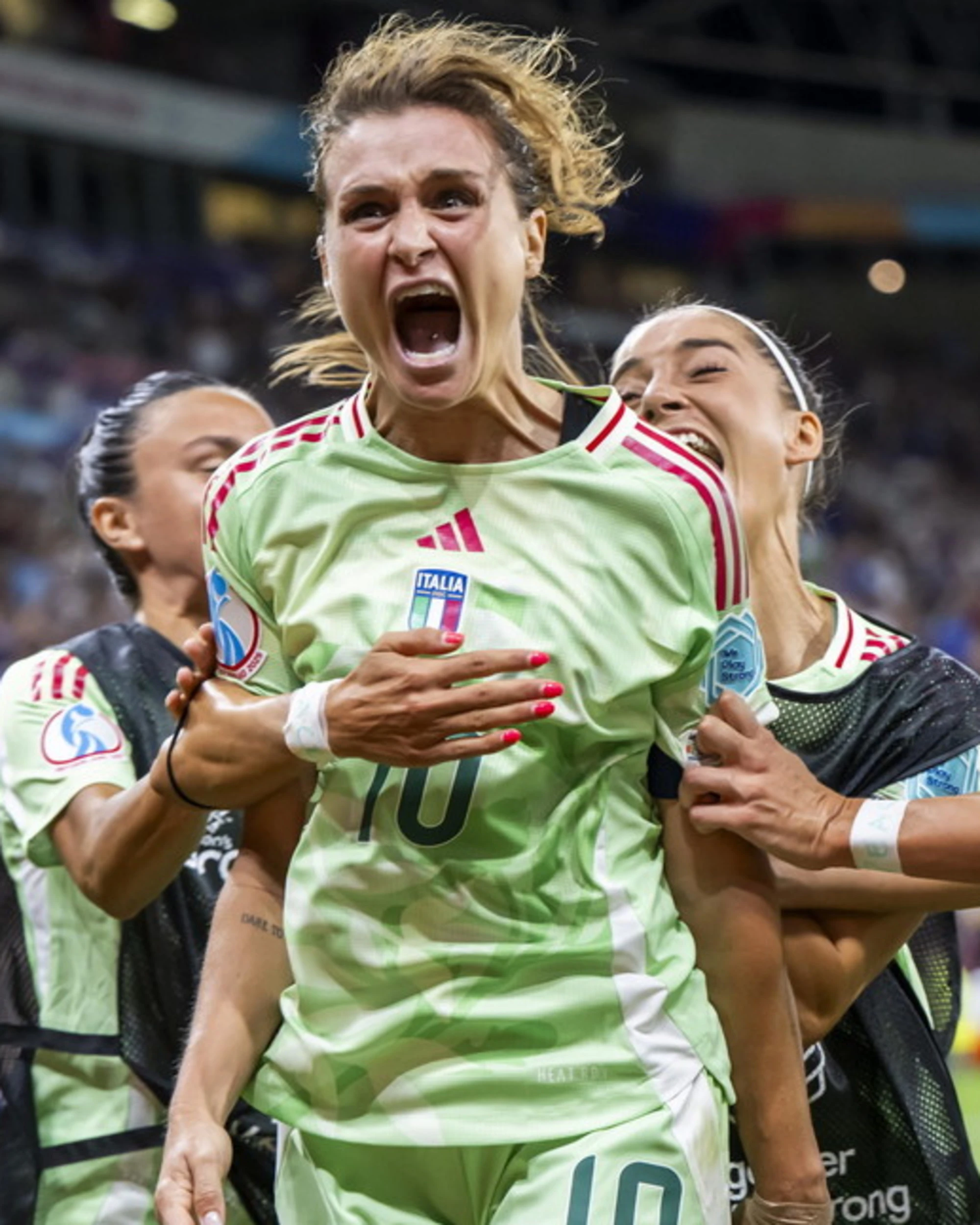 Calcio femminile, tutti sul carro delle azzurre: ma il movimento va a picco