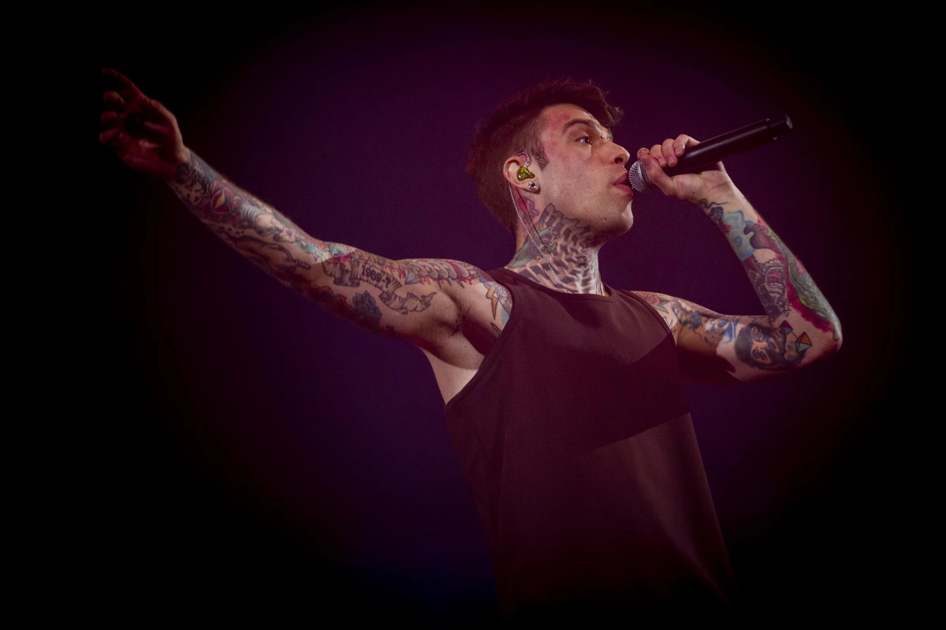 Vieni da me, in studio da Caterina Balivo umiliato Fedez: compare sullo schermo? Fischia e ululati