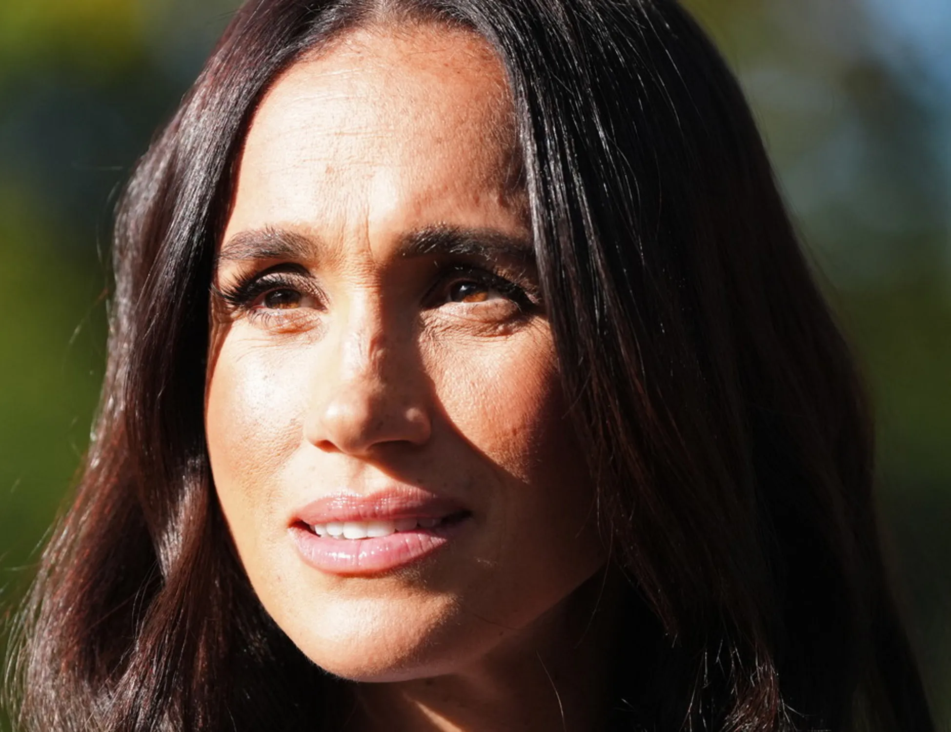 Meghan Markle dà scandalo: vestita così al centro per senza fissa dimora
