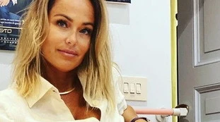Sonia Bruganelli, "chi vuole...?": proposta indecente, shorts inguinali e gambe accavallate. Foto pazzesca e scorci proibiti