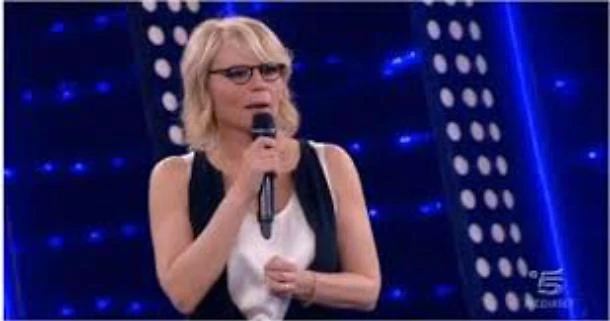 Amici, fuoco amico contro Maria De Filippi: "Non è più lo stesso. Oggi vedo solo...". Il pesantissimo attacco