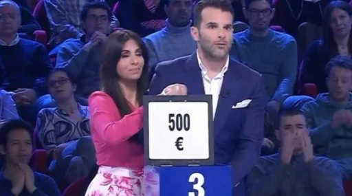 Affari Tuoi, Federica fulmina in diretta Carlo Alberto: "Prende il pacco numero 3?"