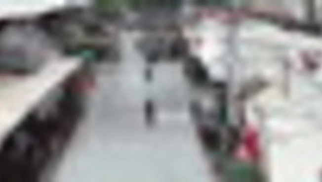 Strade come fiumi nella Bangkok allagata dopo giorni di forti piogge