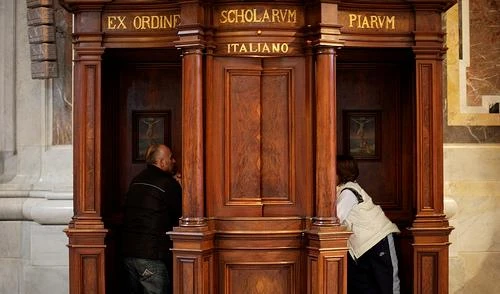 Prete sordo assolve chiunque Boom di confessioni