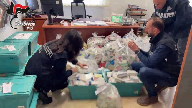 Scoperta farmacia abusiva in casa a Foggia, sequestro di medicinali e 2 indagati