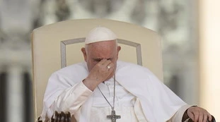 Papa Francesco, "il respiro non è buono": come sta dopo l'operazione
