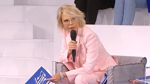 Maria De Filippi: "Ufficio d'igiene". Amici, mai accaduto prima