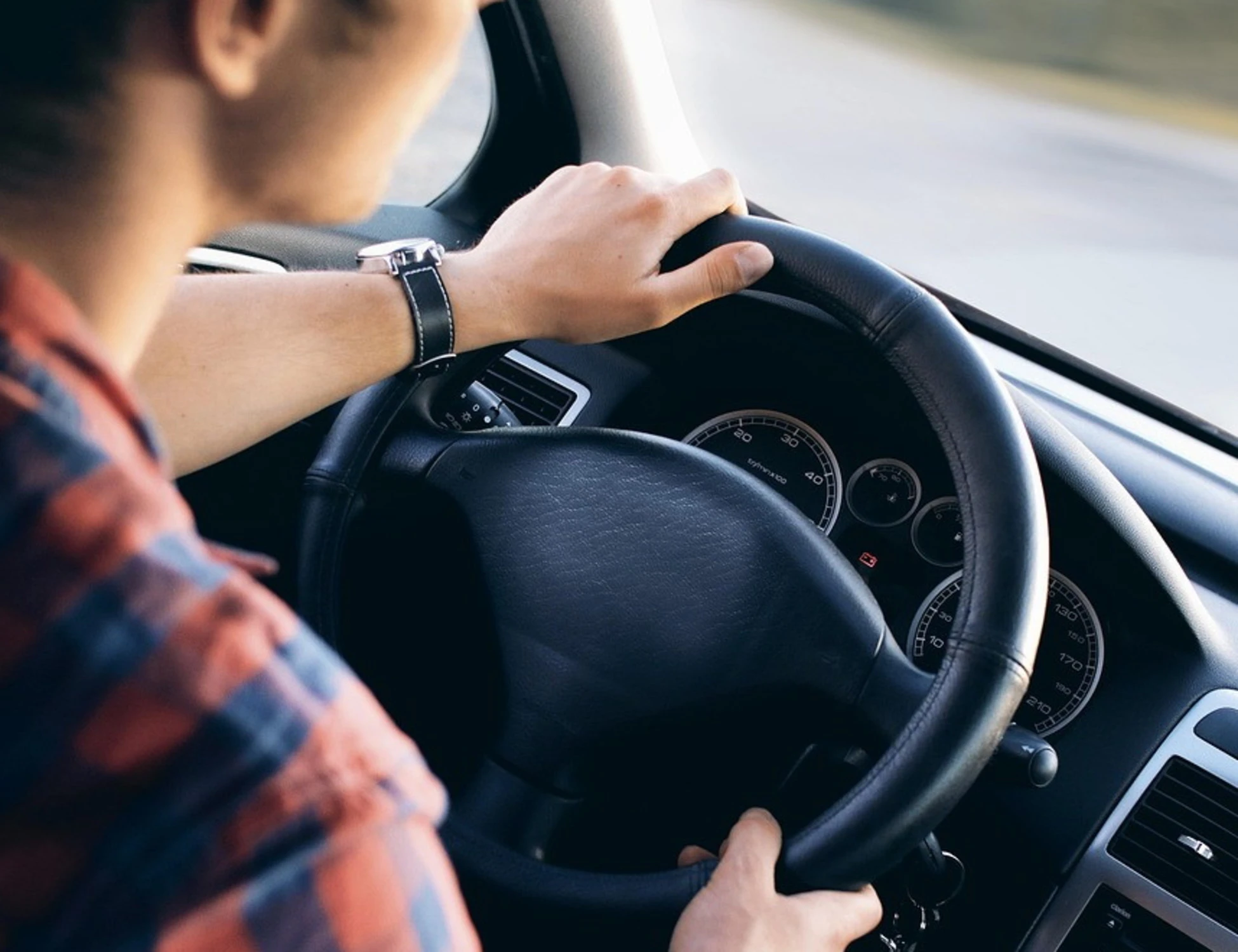 Patenti, l'Ue cambia tutto: età, ritiro e multe, le nuove regole