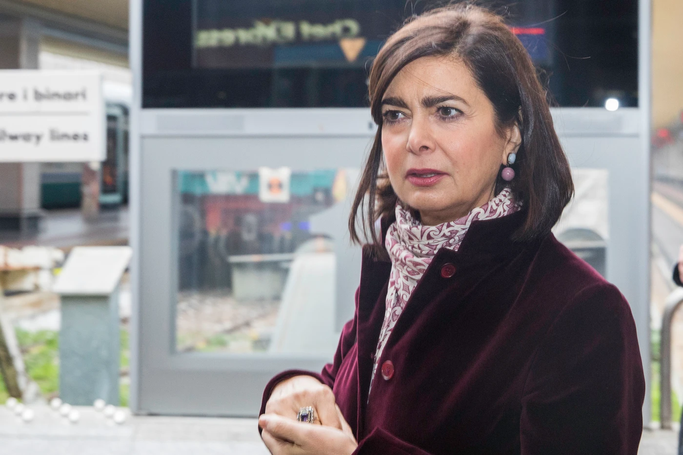 Laura Boldrini, agguato in aeroporto: "Vergognati, prima gli italiani", la insultano anche a bordo dell'aereo