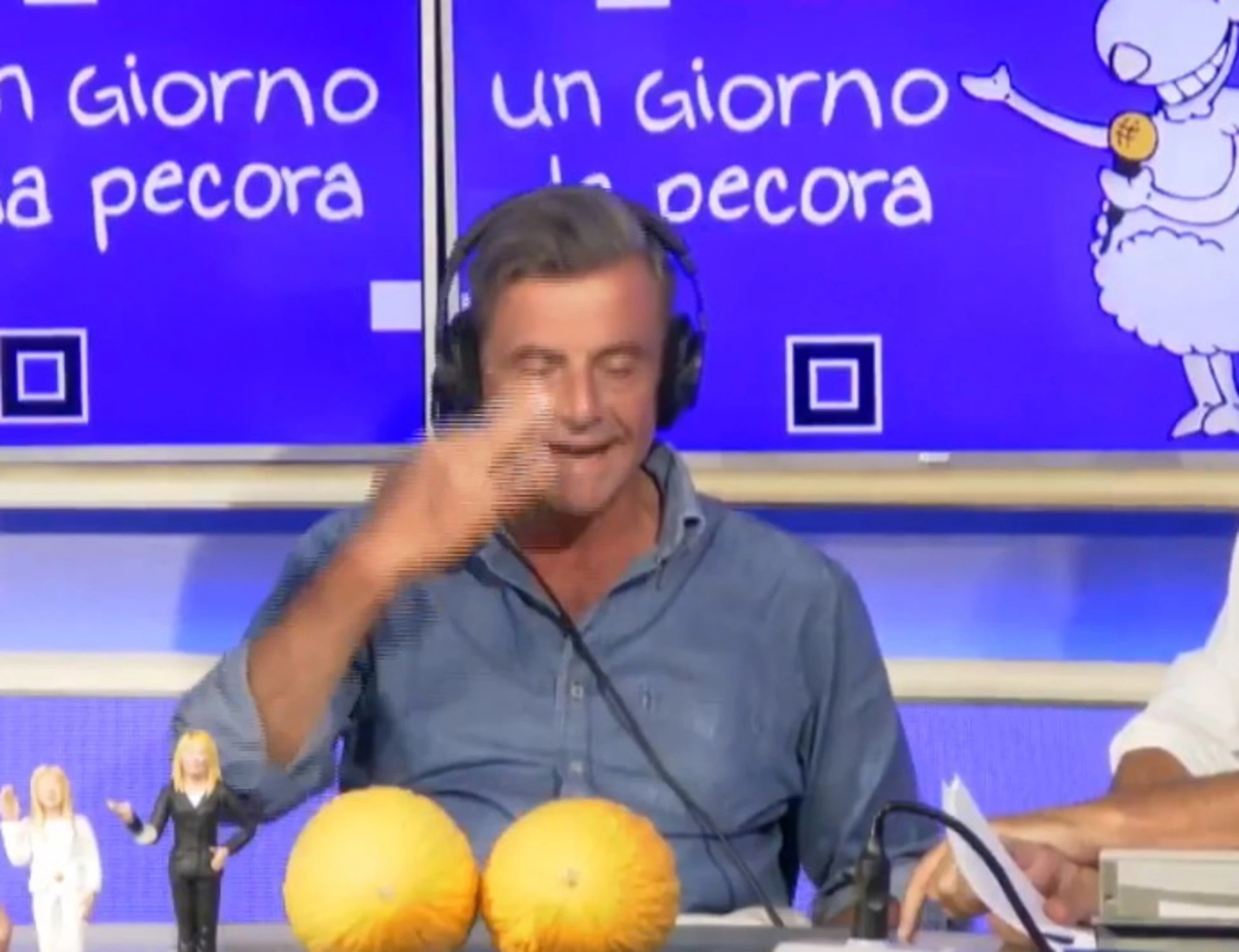 Carlo Calenda sbrocca in diretta con l'ascoltatore: "Cog***i come te che votano idioti"