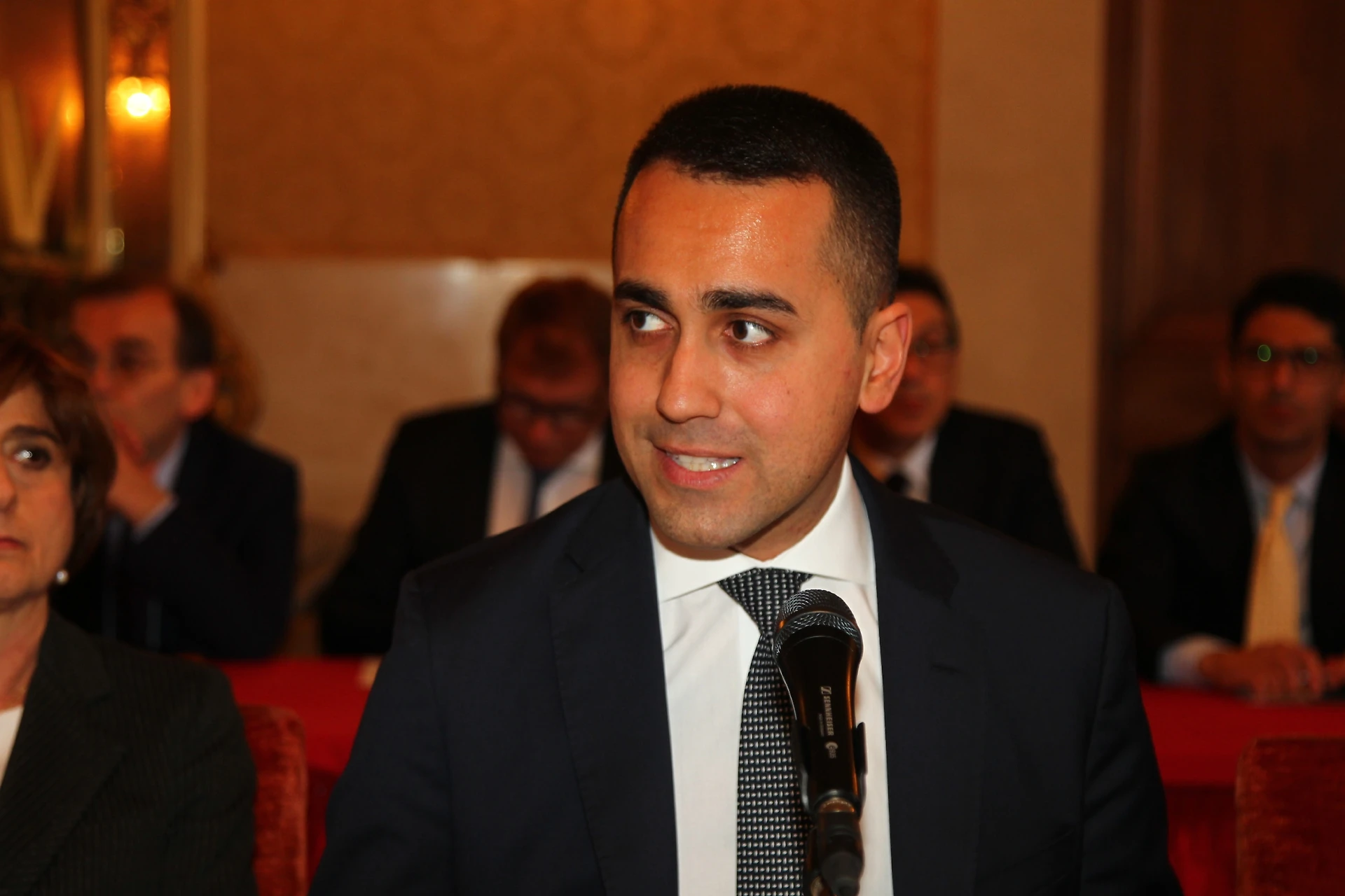 Luigi Di Maio, una mamma gli nega la stretta di mano: "Ti ricordi di mio figlio morto?"