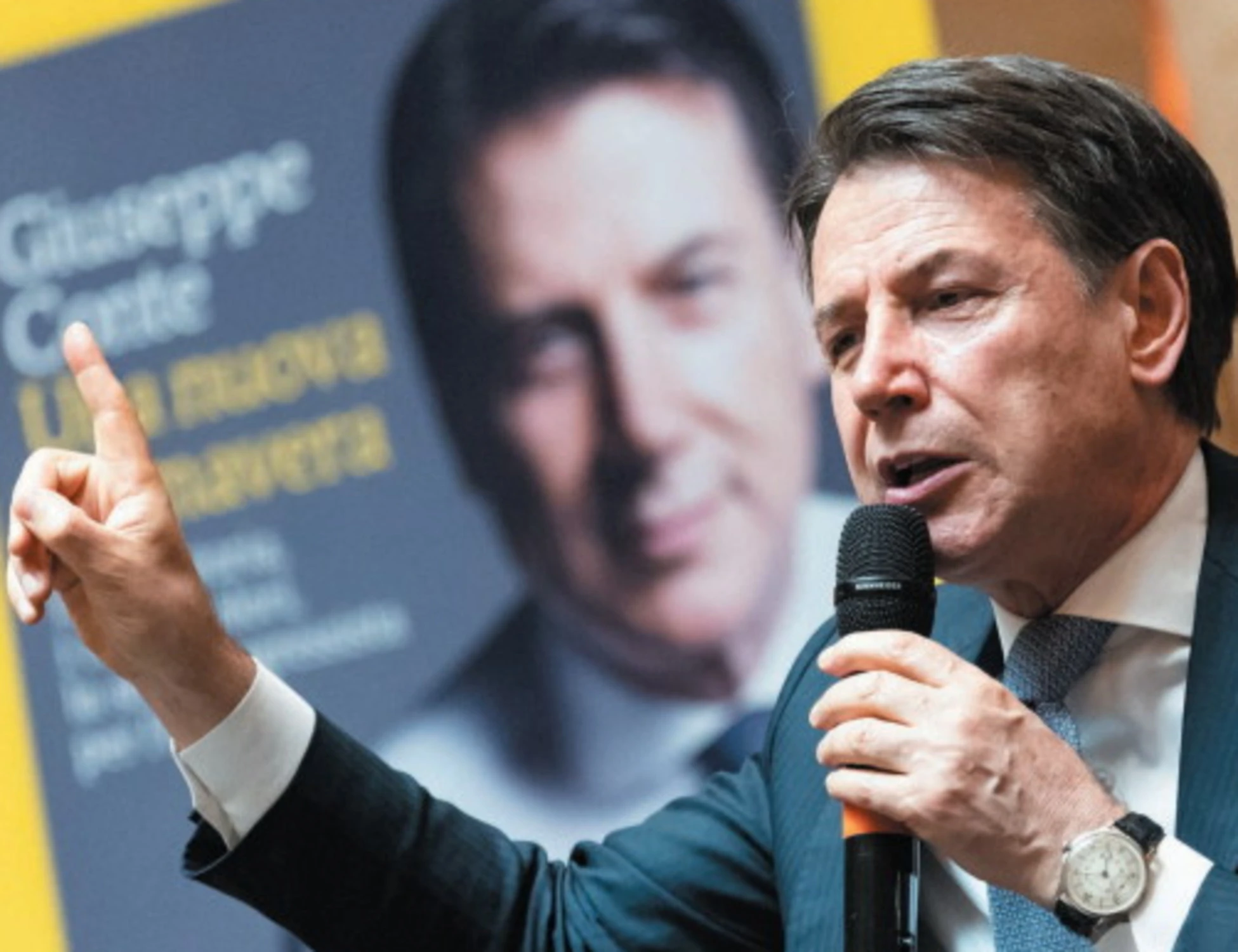 Giuseppe Conte scrive di aver messo in riga Merkel e Draghi: tutto da ridere