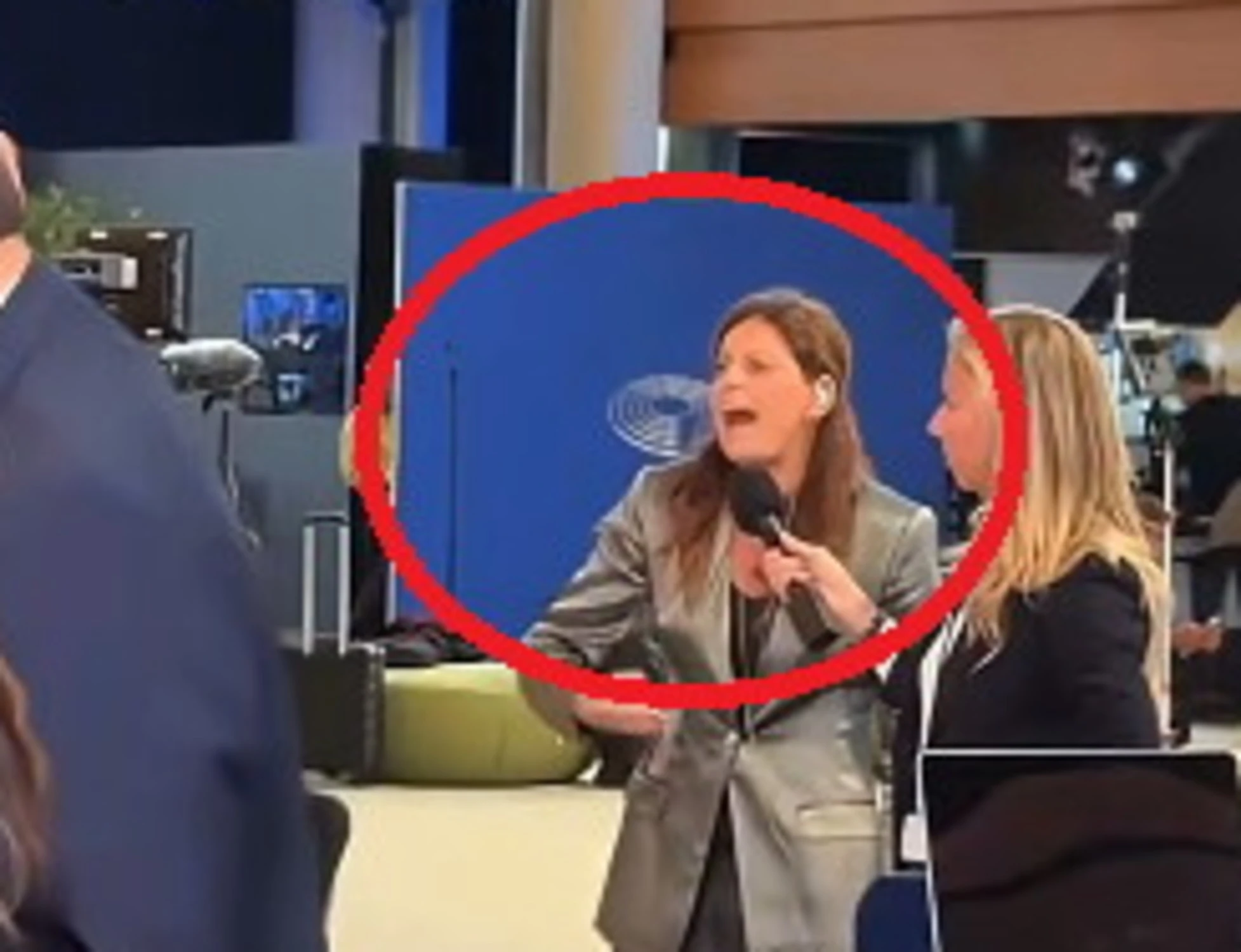 Ilaria Salis e la sfuriata davanti a tutti. FdI: "Questa è la sinistra che ci rappresenta in Europa"