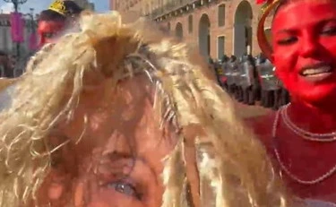 Torino, ira di Lucio Malan per la manifestante con la testa di Meloni: "Cosa dilaga in questi cortei"