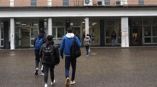 Coronavirus, a Torino genitori positivi portano i figli a scuola: conseguenze disastrose