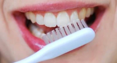 Lavi male i denti? Grosso rischio di salute: puoi prenderti una grave malattia, ecco quale