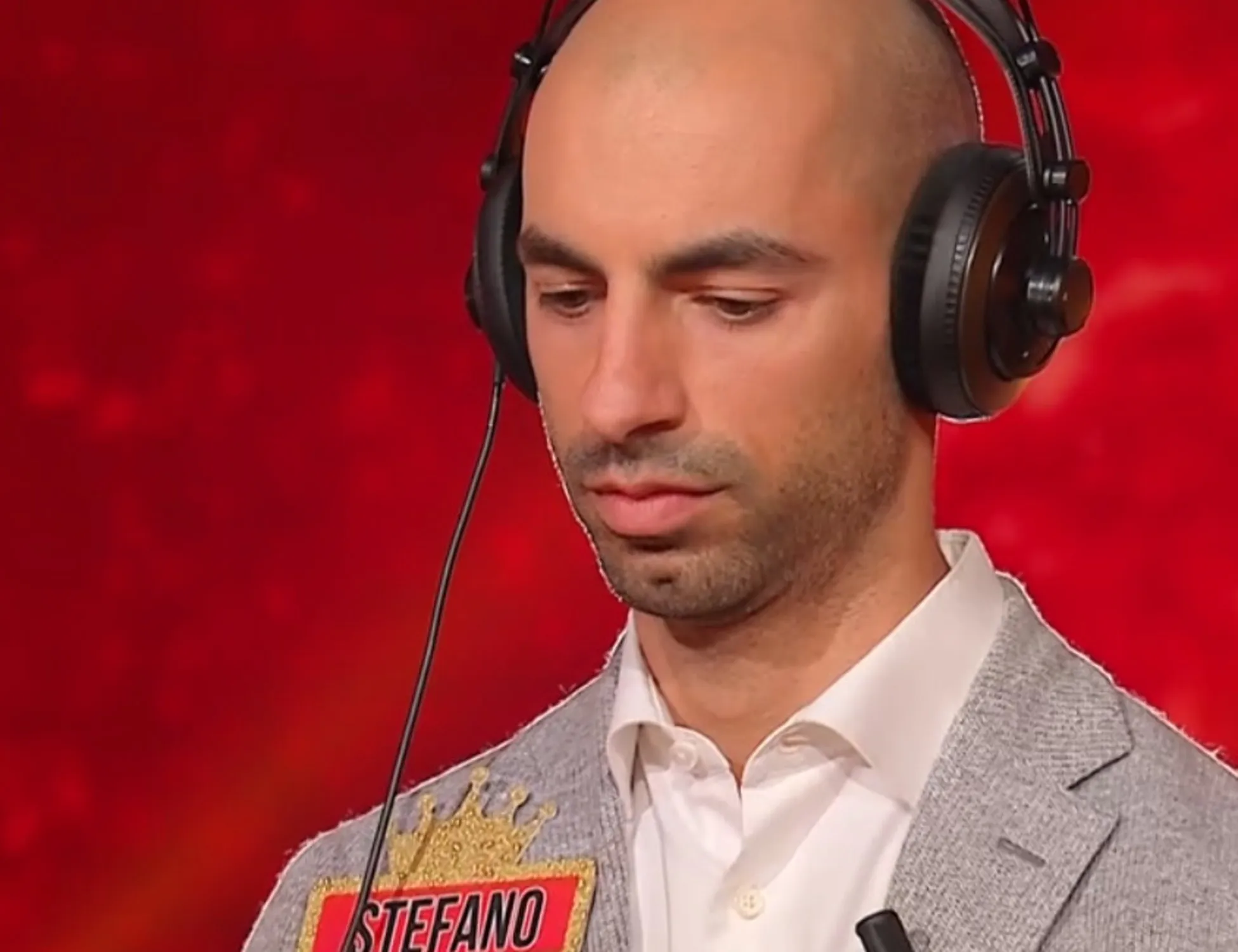 L'Eredità, folle accusa a Marco Liorni: "Ecco perché dondola in studio"