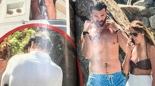 Maria Elena Boschi paparazzata in bikini, la gita di piacere in barca con Berruti: obiettivo (molto) indiscreto