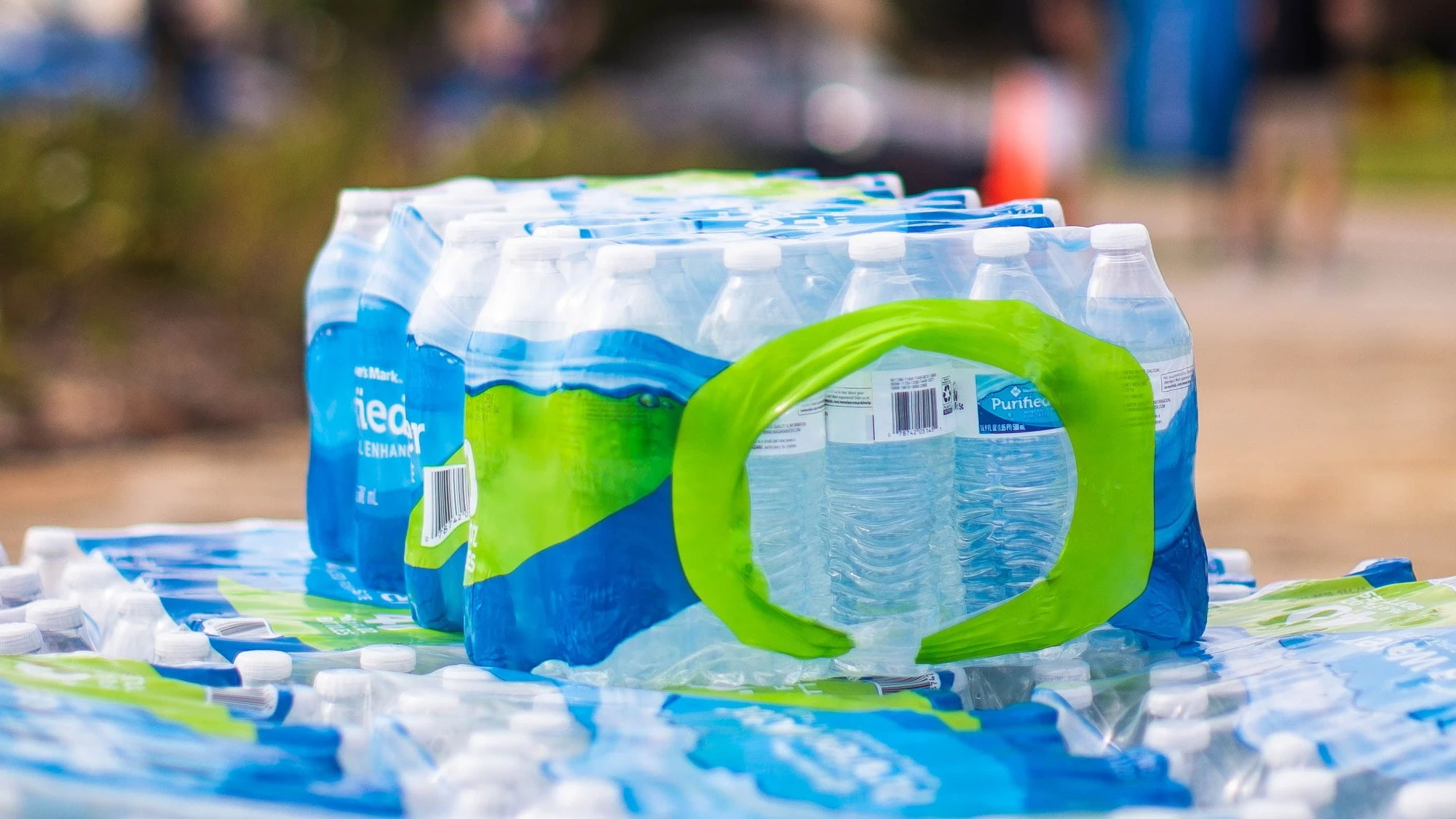 Ue, addio alle confezioni di acqua da sei: l'ultima follia green