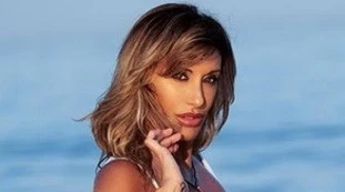 Sabrina Salerno, maglietta fradicia e il nudo di fatto è integrale: la foto in cui si vede tutto