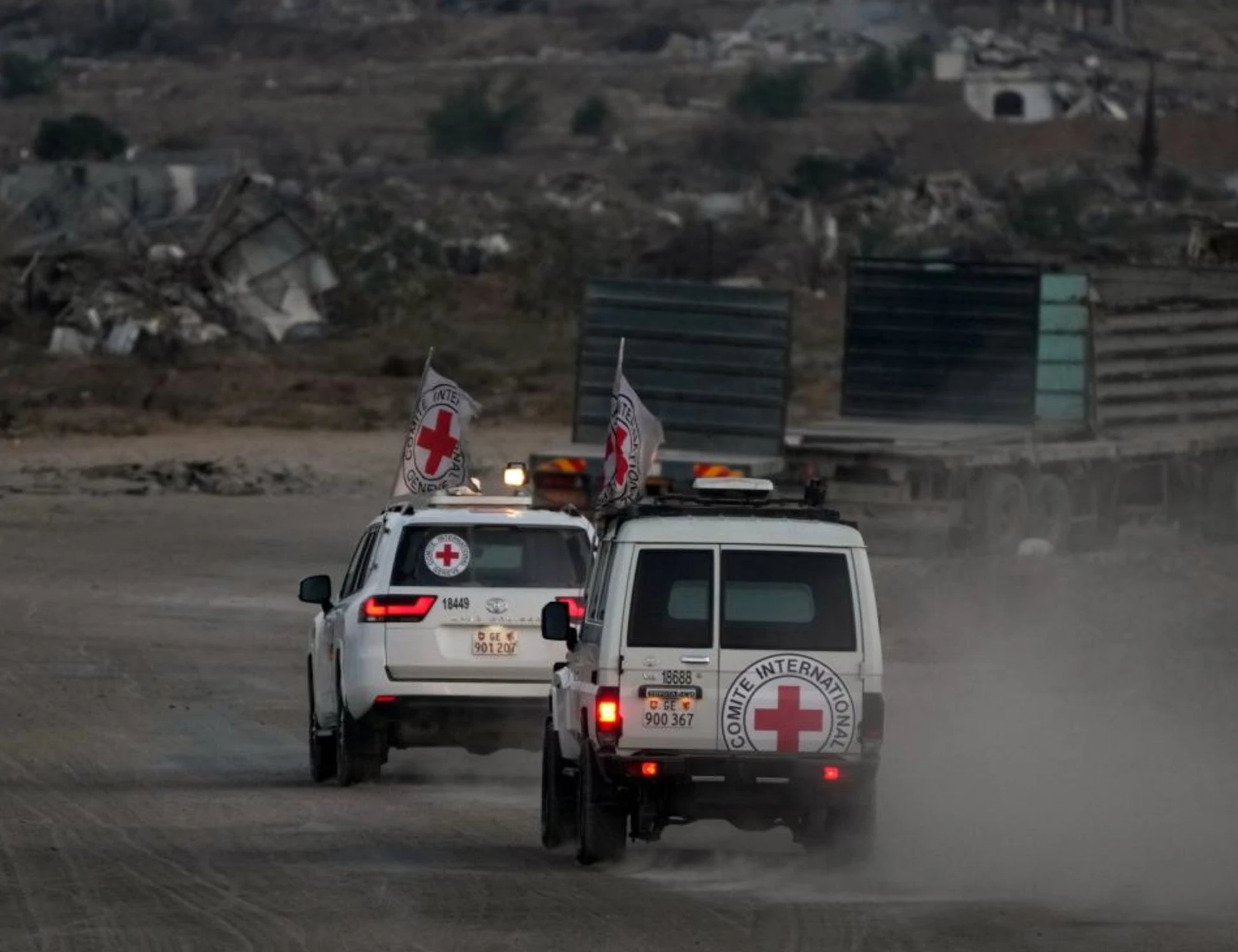 Gaza, Hamas consegna i resti di tre ostaggi: chi c'è tra loro