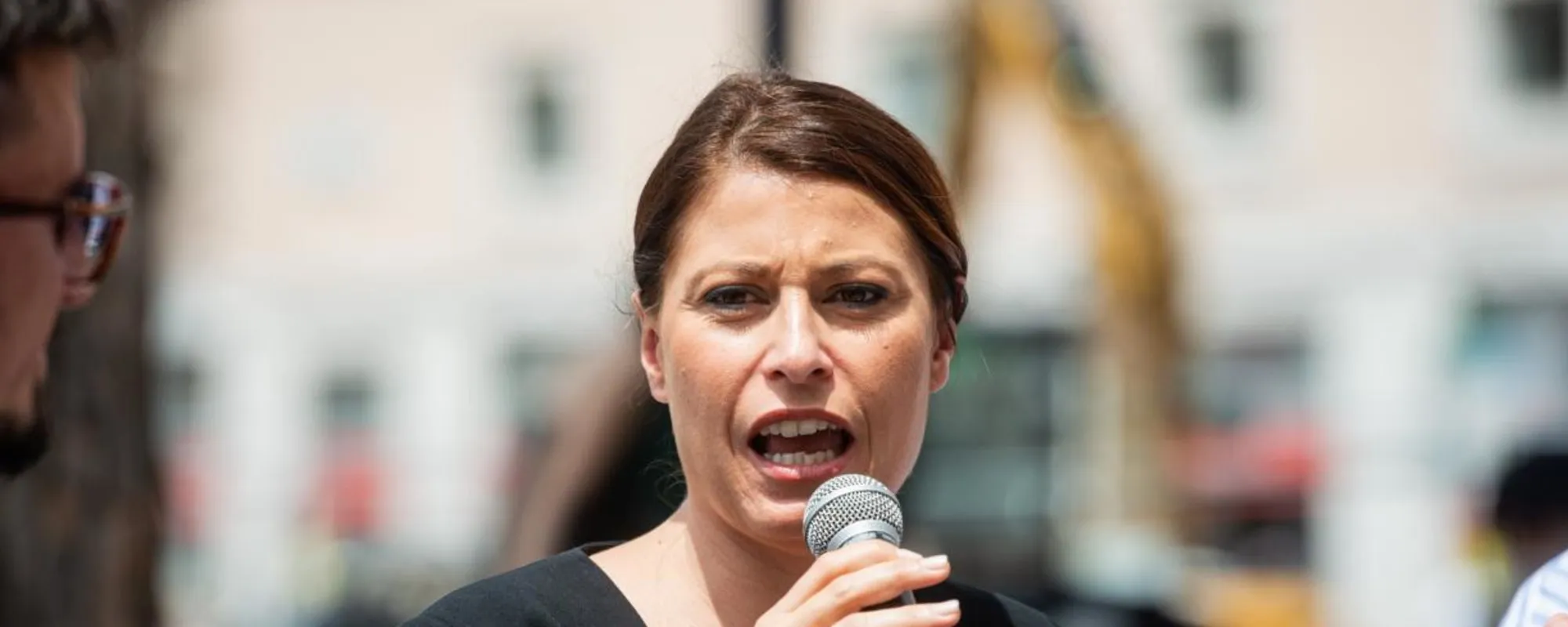 Prof accoltellata? Piccolotti delira: colpa di Salvini e Meloni