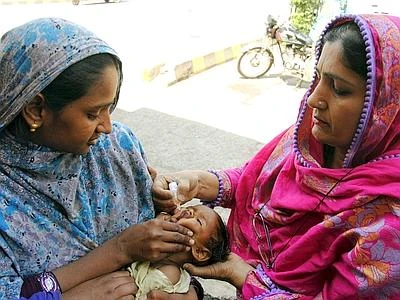 Pakistan, 'guerra' a vaccinazioni antipolio: altri tre morti. Oms sospende le attività