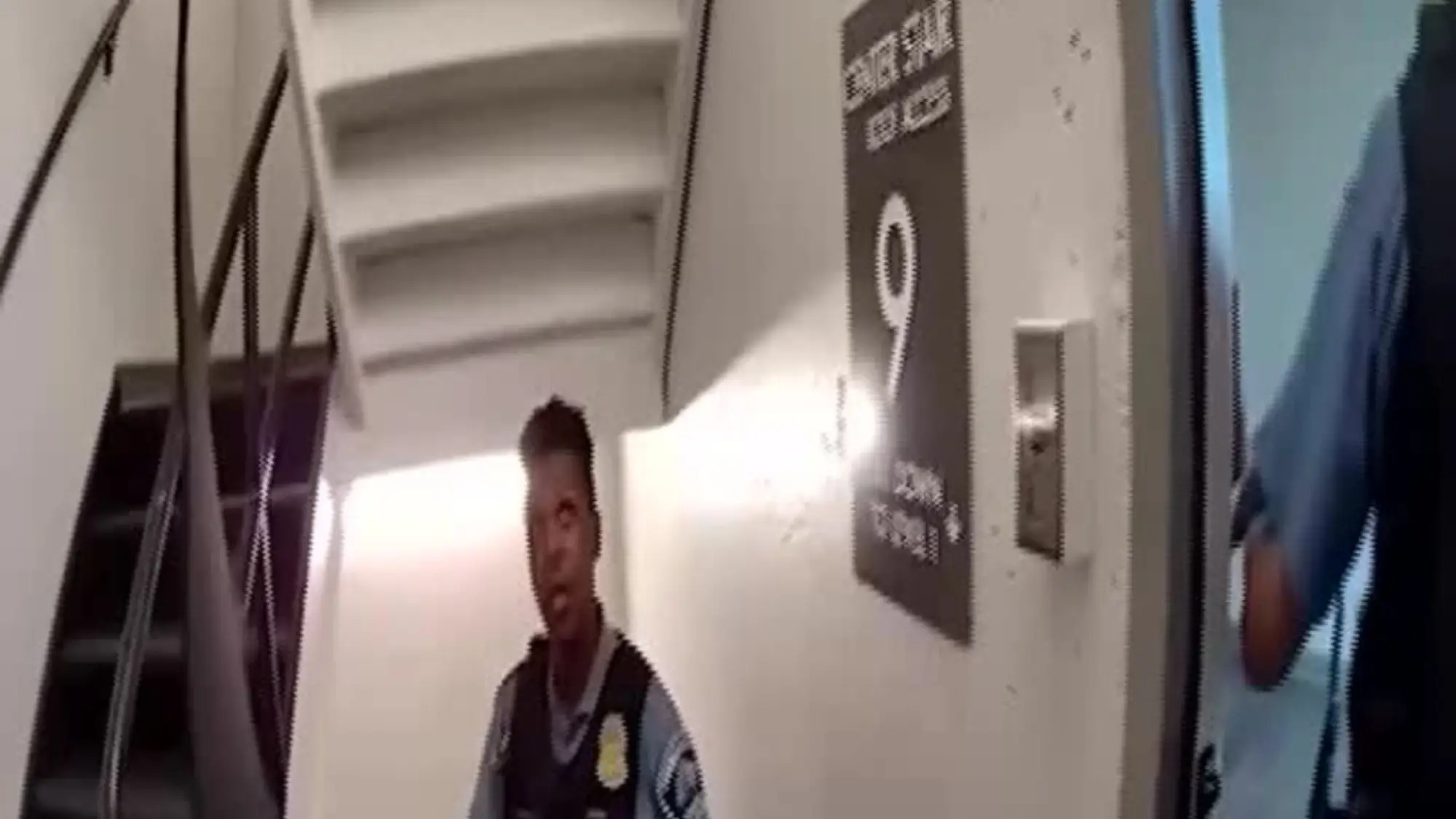 Minneapolis, le bodycam della polizia riprendono una sparatoria in un condominio