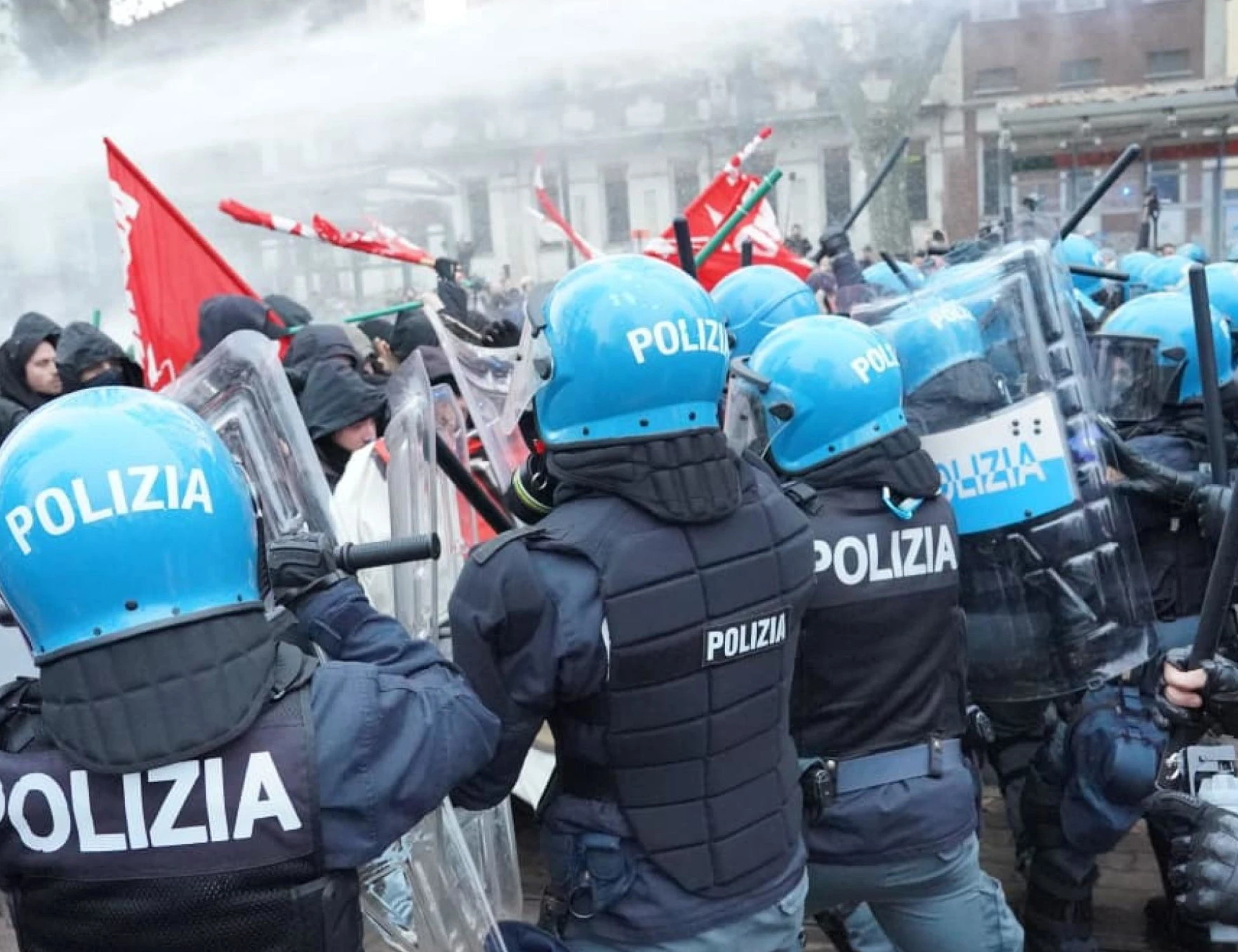 Avs in prima linea tra i violenti in piazza: scandalo a Roma
