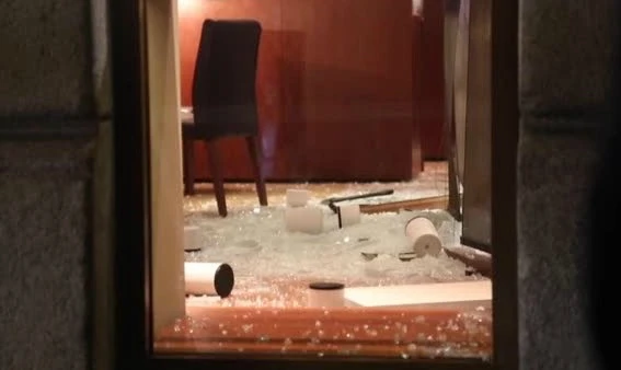 Rapinano gioielleria armati di asce: bottino un milione