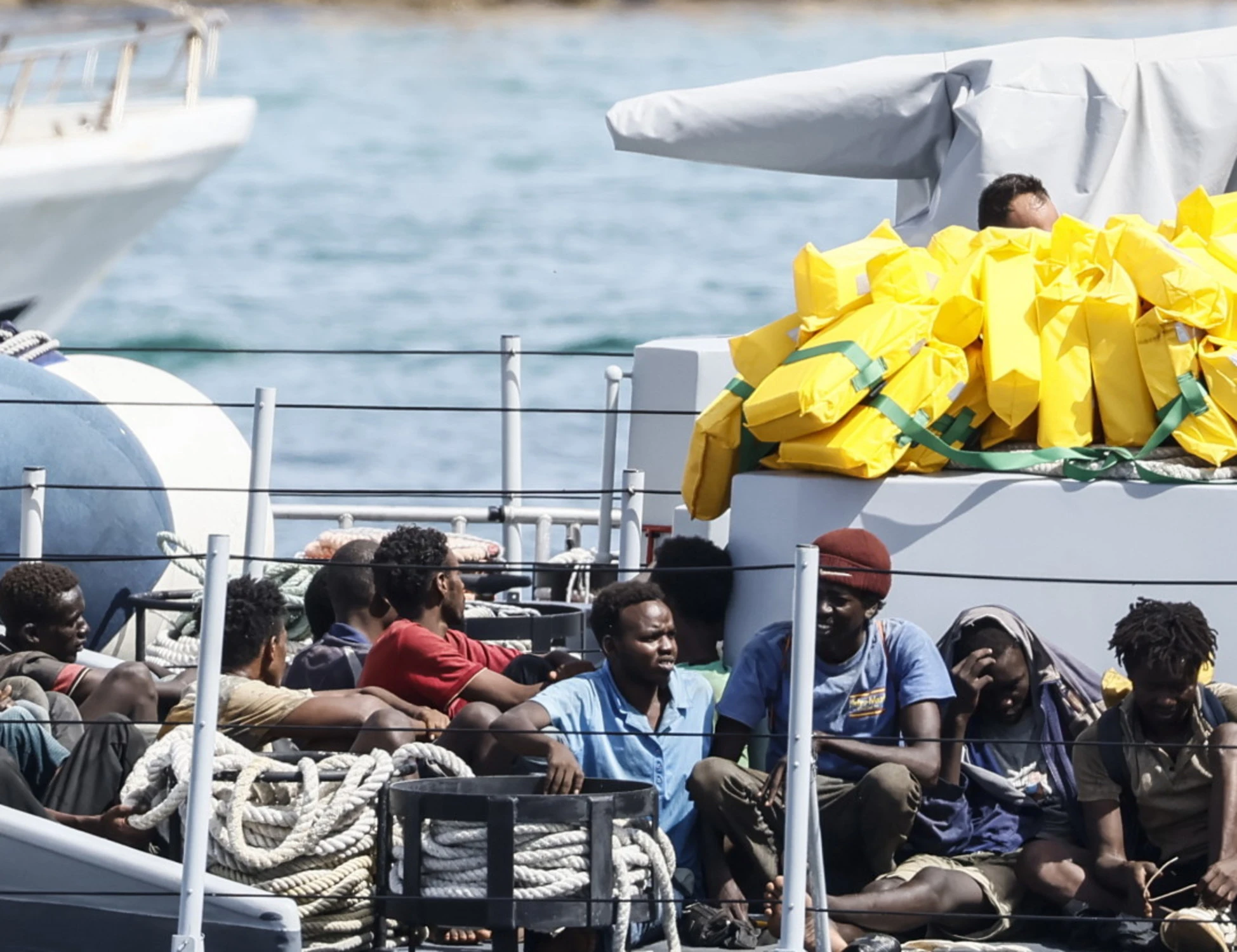 Migranti, la politica ha diritto di insistere nel rigore