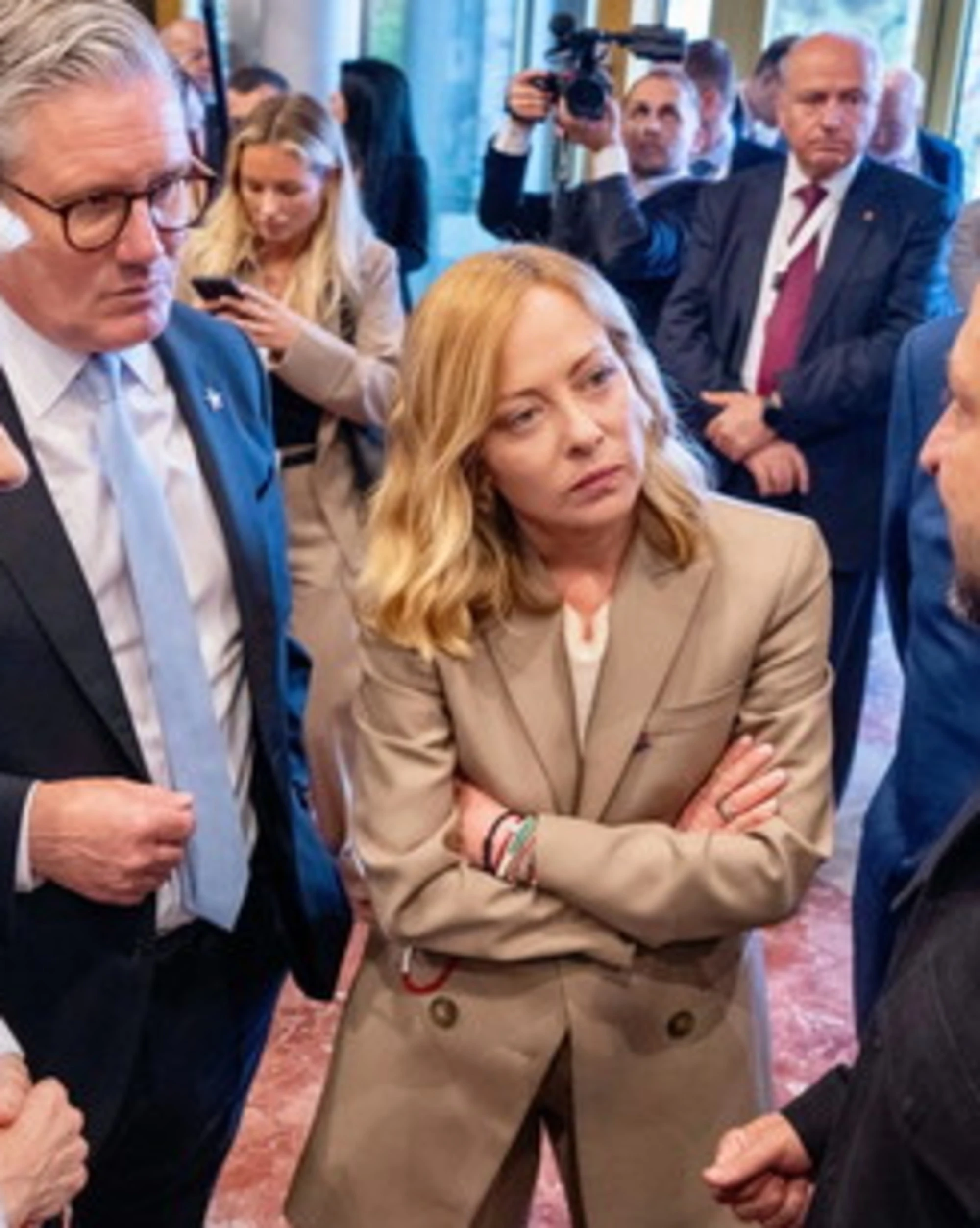 Meloni "isolata a Tirana", fango della sinistra. Lei li zittisce: "Cosa vi chiedo"