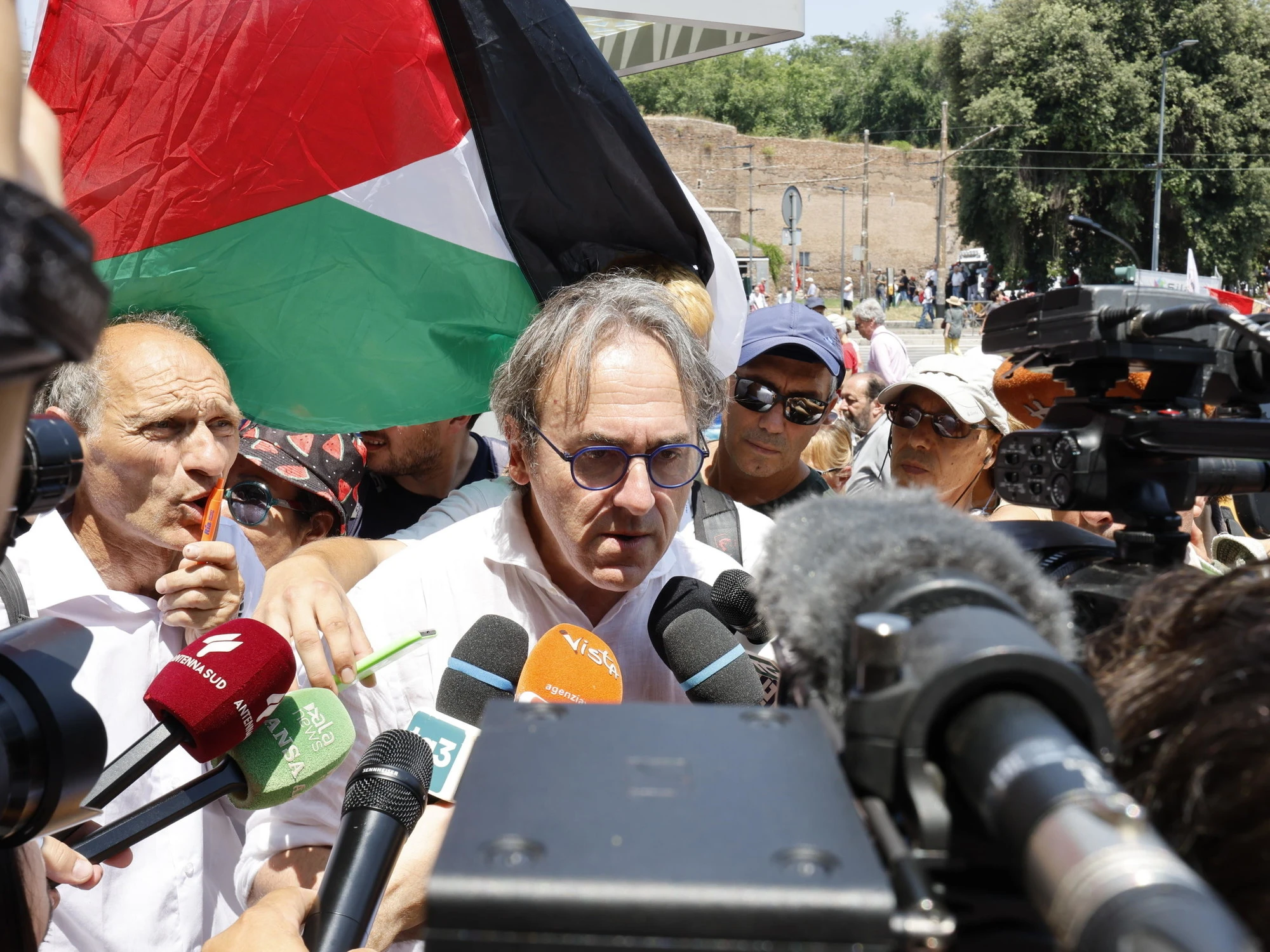 Angelo Bonelli insulta Meloni: "Vergogna! Indegna!". Ma... la figuraccia è atroce