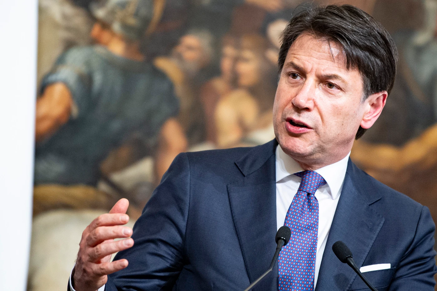 Giuseppe Conte, le folli spese di Palazzo Chigi: variazione di bilancio, aumentano gli stipendi e le bollette