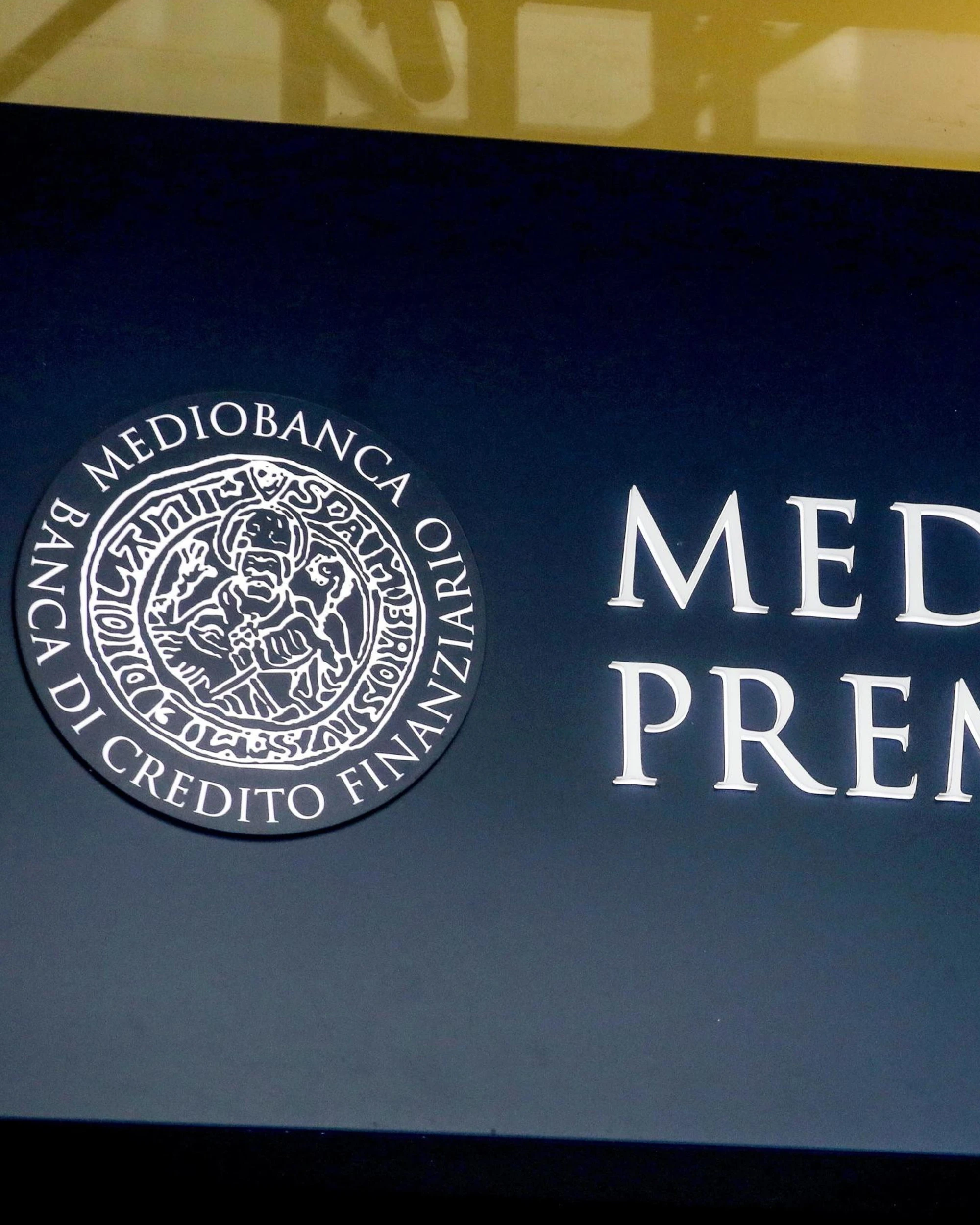 Mediobanca, assemblea rinviata a settembre. Il risiko bancario, cosa succede ora