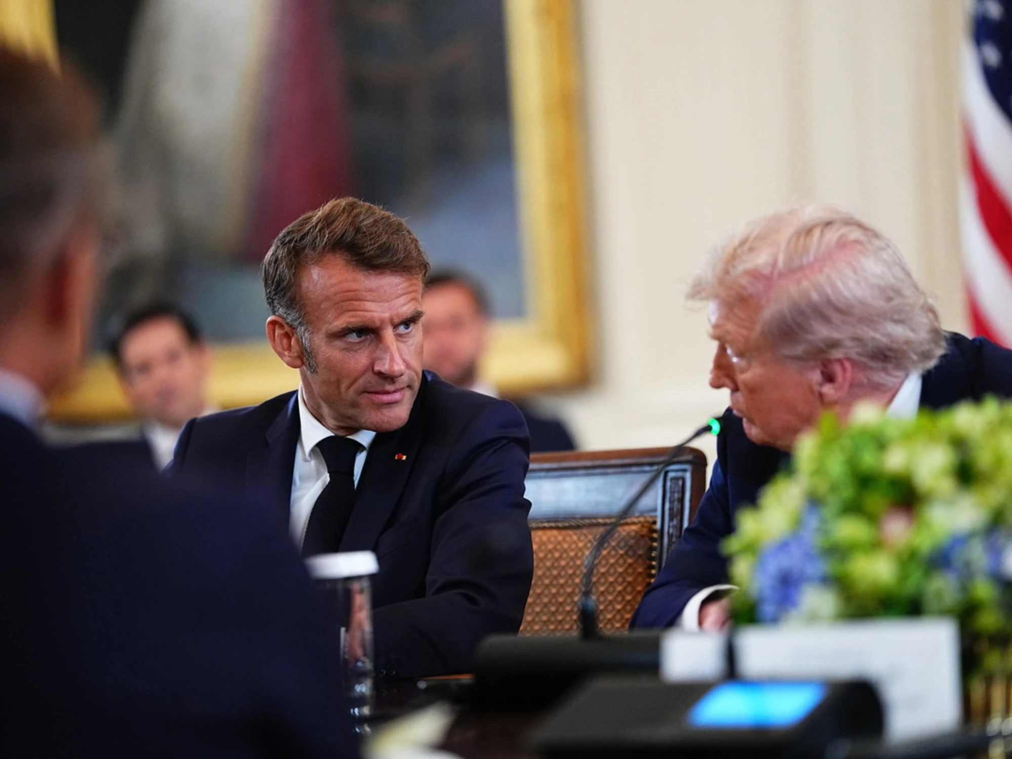 Microfono aperto: la clamorosa frase di Trump sussurrata a Macron