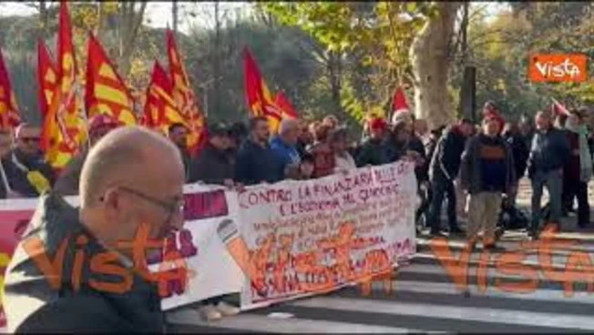 "Contro la finanziaria delle armi", il corteo pro Palestina sfila per le vie di Roma