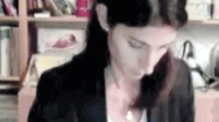 Virginia Raggi, imbarazzo in videoconferenza con il M5s: alle sue spalle compare proprio questo