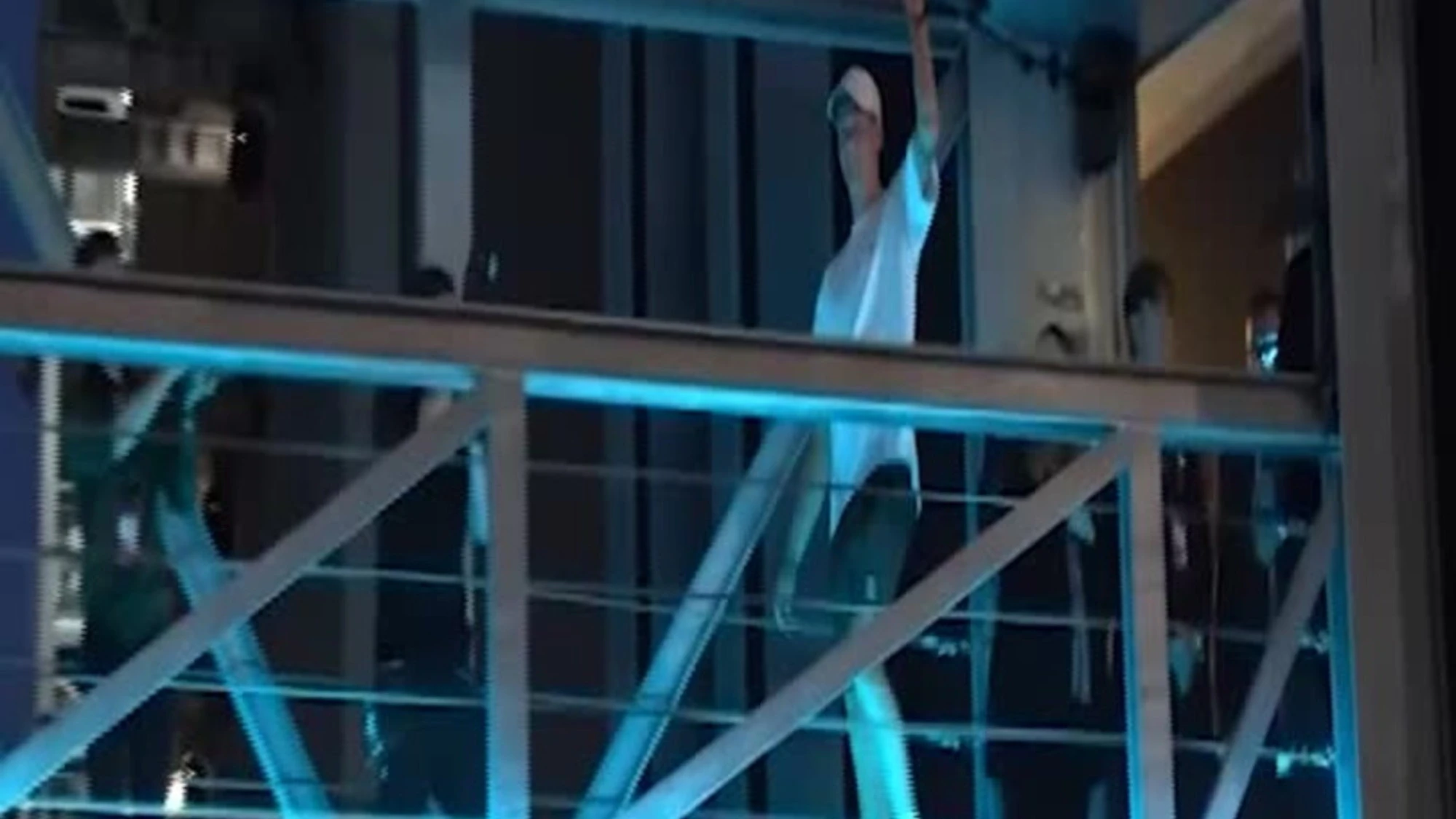 Internazionali d'Italia, Sinner mostra il trofeo ai tifosi in delirio