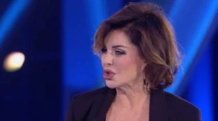 Grande Fratello Vip, Alba Parietti fuori controllo per il figlio Francesco Oppini: "Povera donna scema"
